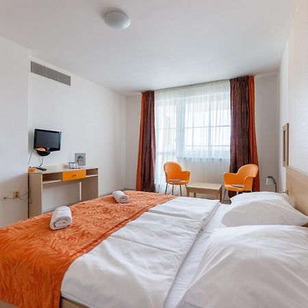 Hotel And Park Divoka Voda Bratislava Exterior foto