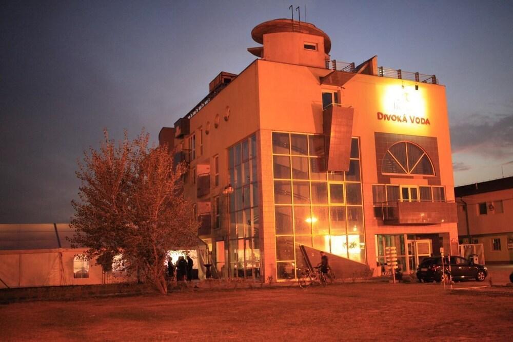 Hotel And Park Divoka Voda Bratislava Exterior foto