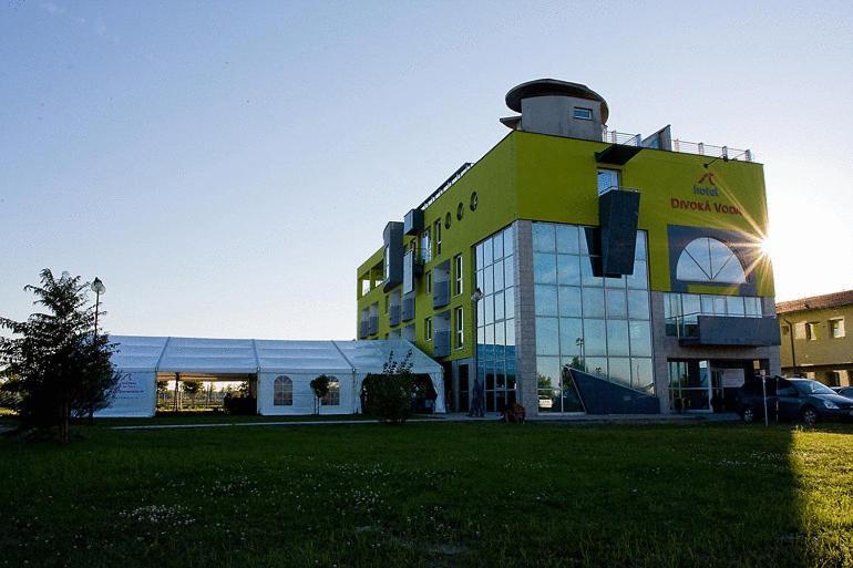 Hotel And Park Divoka Voda Bratislava Exterior foto